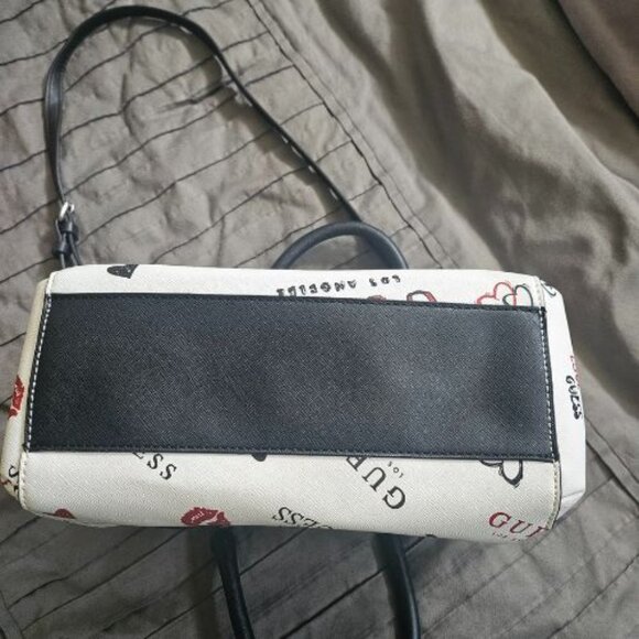 GUESS Crossbody Bag – Sleek, Chic & Versatile - Picture 4 of 8